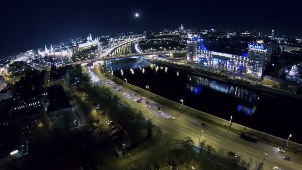 Cityscape com trânsito perto do Teatro Estrada — Vídeo de Stock