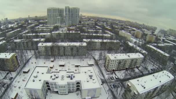 Stadsbilden med dagis bland hus — Stockvideo