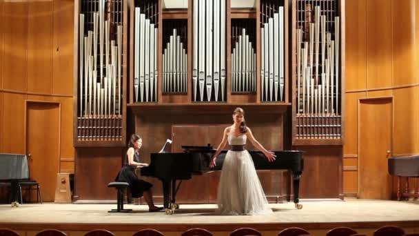 Pianista toca y cantante canta — Vídeo de stock