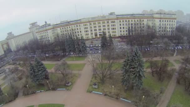 Lomonosov pomníku na náměstí nedaleko univerzity — Stock video