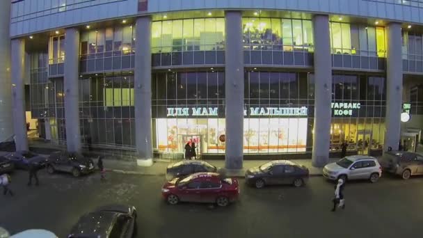 Les gens marchent dans les rues près du gratte-ciel — Video