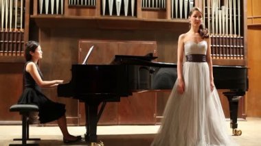 Şarkıcı opera şarkı şarkı söylemeye başlar