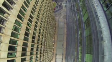 İnsanlar yapılar arasında patika ile yürümek