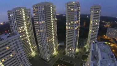 Aydınlatmalı konut kompleksi binalar