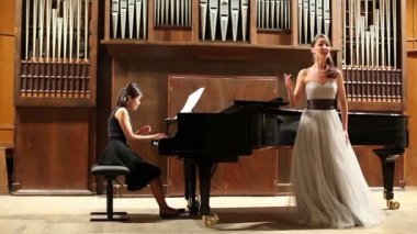 Piyanist çalış ve opera şarkıcısı şarkı söylüyor
