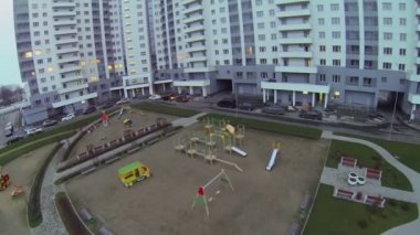 Konut kompleksinin yakınındaki çocuksu oyun alanı