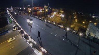 İnsanlar Patriarshy köprü ile yürümek