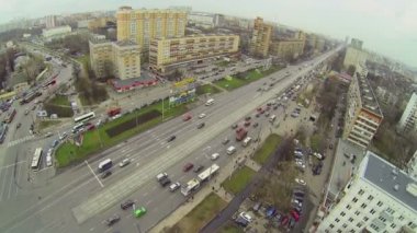 Moskova'da sokakta trafik ile Cityscape