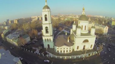 Tapınağın yakınındaki sokakta trafik ile Cityscape