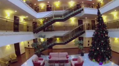 Fuaye noel ağacı ile çok düzeyli otel