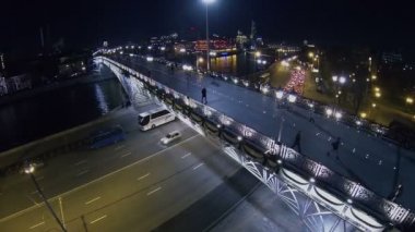 Patriarshy Köprüsü'nün altında araba sürmek