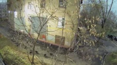 Özel ekipman lar duvarı aydınlatıyor