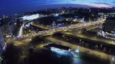 Sailors köprüsünde trafik ile Cityscape