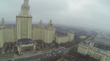 Moskova Devlet Üniversitesi ile şehir panoraması