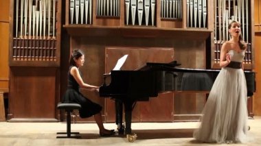 Kadın piyanist ve opera şarkıcısı
