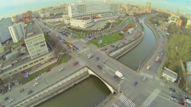 Rıhtım ve köprü üzerinde trafik ile Cityscape