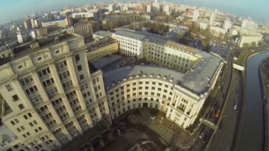 Yauza rıhtımüzerinde trafik ile Cityscape