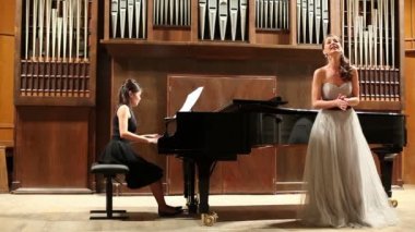 Piyanist çalış ve opera şarkıcısı şarkı söylüyor