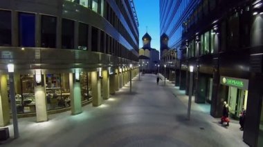 İnsanlar tarafından dar sokakta yürüyorum