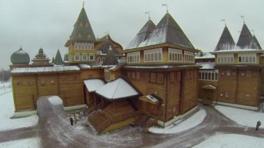 Ahşap palace yanında insanlar yürümek