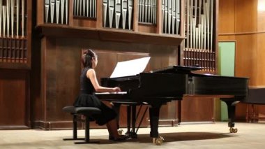 Kadın piyanist piyano çalış