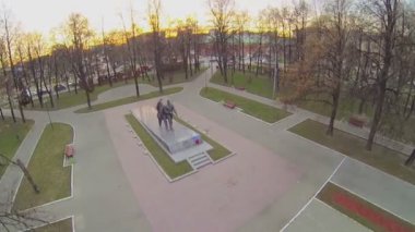 Şehir trafiği ile anıt park yakınındaki