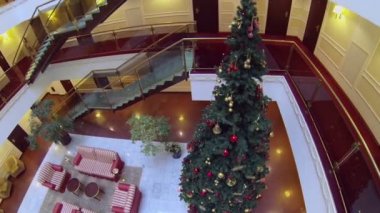 Otelde Noel ağacı ve sofas