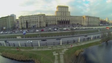 Park Lefortovsky ve rıhtım üzerinde trafik Pond