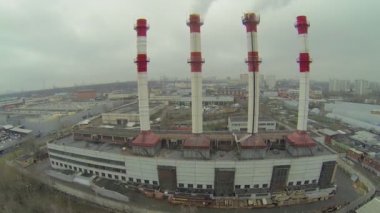 Duman ve buhar tüplerden çıkıyor