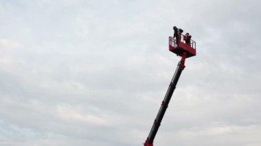 Adam yangın Festivali aşağı düşüyor