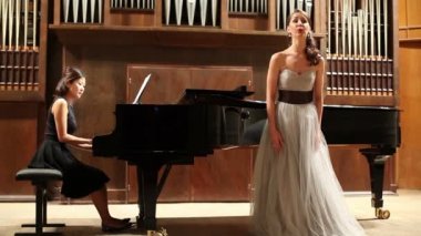 Kadın piyanist ve opera şarkıcısı