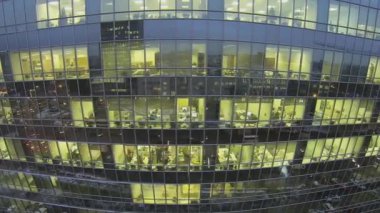 Pencerelerde yansımalı ofis binası