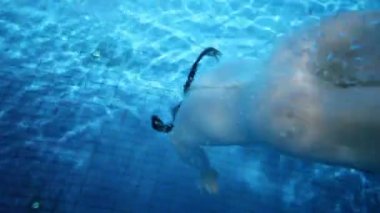 Kız suya altına dalıyor.