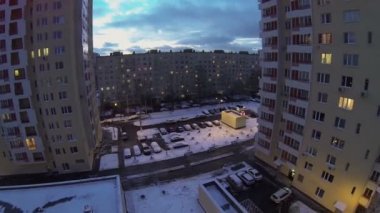 Kış akşam aydınlatma ile konut evleri