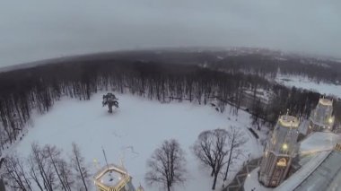 Tsaritsyno aydınlatma ile sarayın yakınında Park