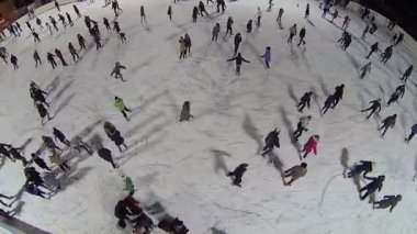 Gençler buz pistinde paten