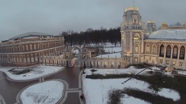 Turyści chodzą w pobliżu kompleksu pałacowego — Wideo stockowe