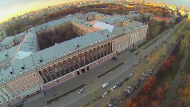 Уличное движение возле Екатерининского дворца — стоковое видео
