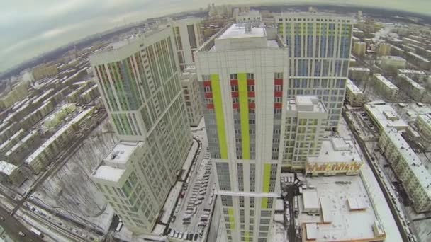Complejo residencial Bogorodsky contra paisaje urbano en invierno — Vídeo de stock