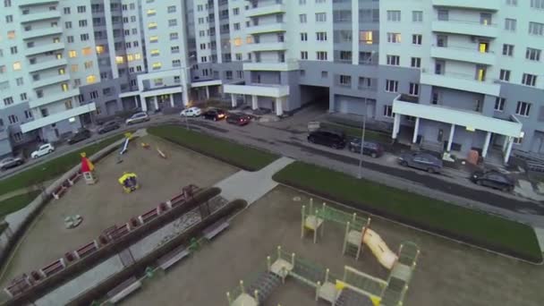 Parque infantil para crianças perto do complexo habitacional — Vídeo de Stock