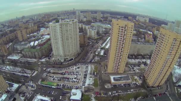 背の高い住宅の街並み — ストック動画
