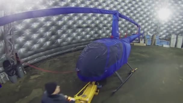 El hombre utiliza equipos para el helicóptero de transporte — Vídeo de stock