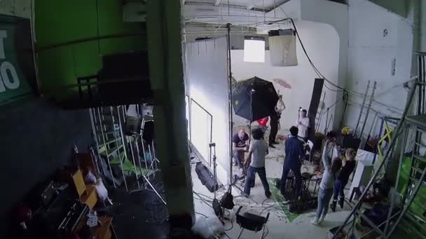 Le persone lavorano alla fotosessione in un piccolo studio — Video Stock