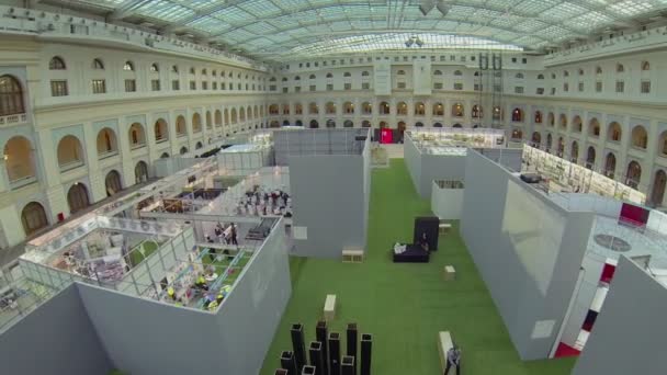 Павільйони в холі виставкового центру — стокове відео