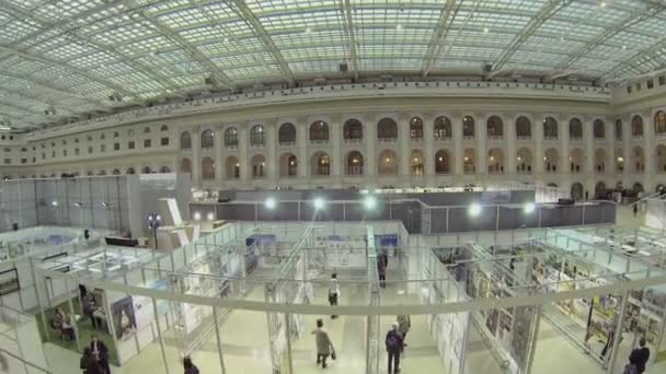 La gente camina por la galería en el centro de exposiciones — Vídeo de stock