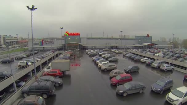 Auto's in de buurt van Shopping Center Mall Gallery — Stockvideo