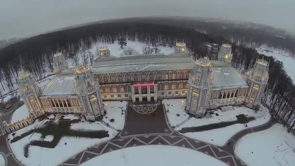 Entrada de palacio con iluminación en Tsaritsyno — Vídeo de stock