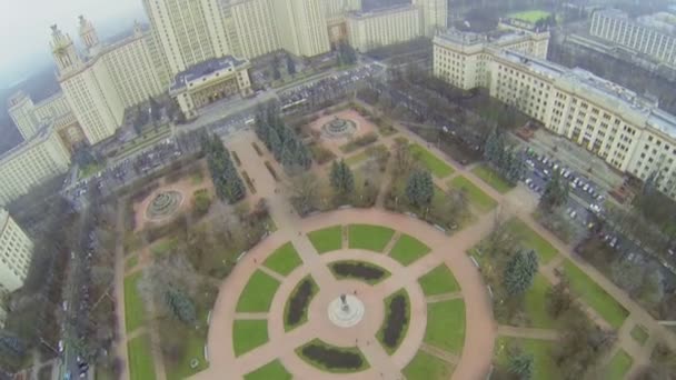 Plaza con monumento Lomonosov cerca de la Universidad — Vídeos de Stock