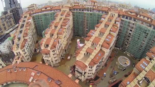 Paisaje urbano con sitio de construcción del complejo de viviendas — Vídeos de Stock