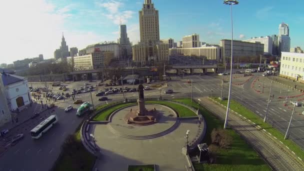 Leningradskaya hotel yakınındaki trafik — Stok video
